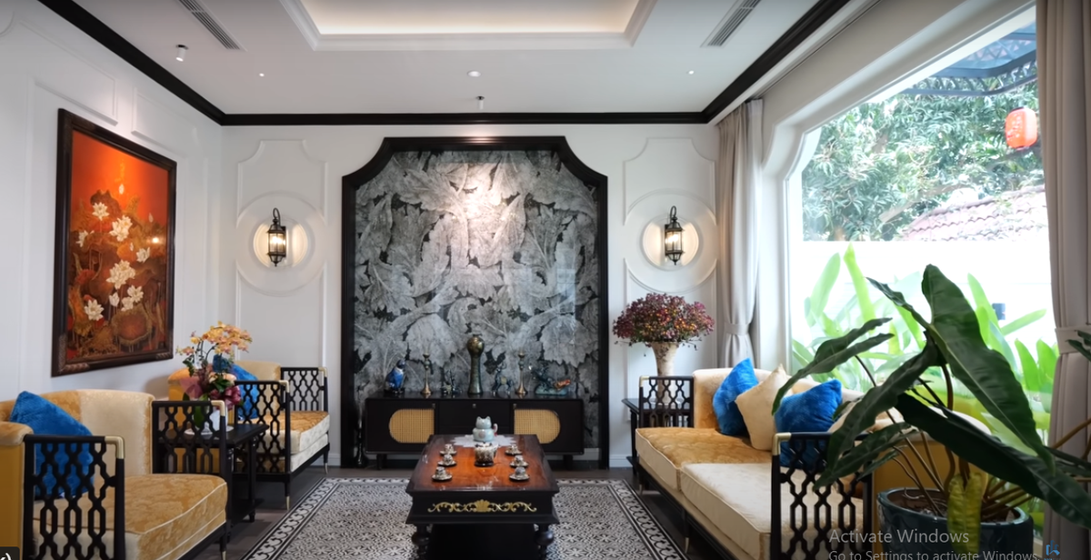 Bên trong căn biệt thự thiết kế theo phong cách Indochine ấn tượng. Từ phòng khách có thể phóng tầm mắt nhìn ra khu vực sân vườn.