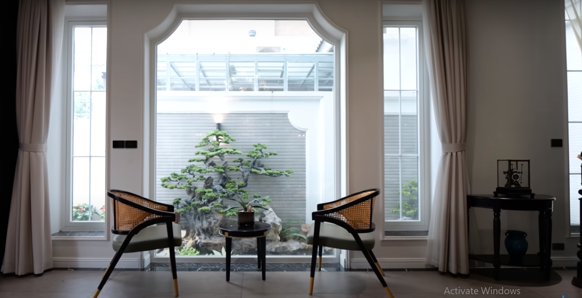 Đối tiện phòng khách là khu vực sảnh có bố trí thêm bộ bàn ghế để thư giãn và ngắm hồ cá Koi.