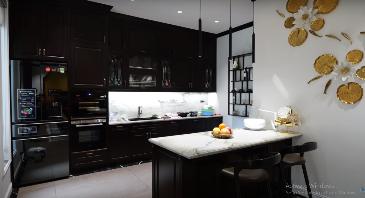 Nhà bếp sang trọng, mang đậm phong cách Indochine.