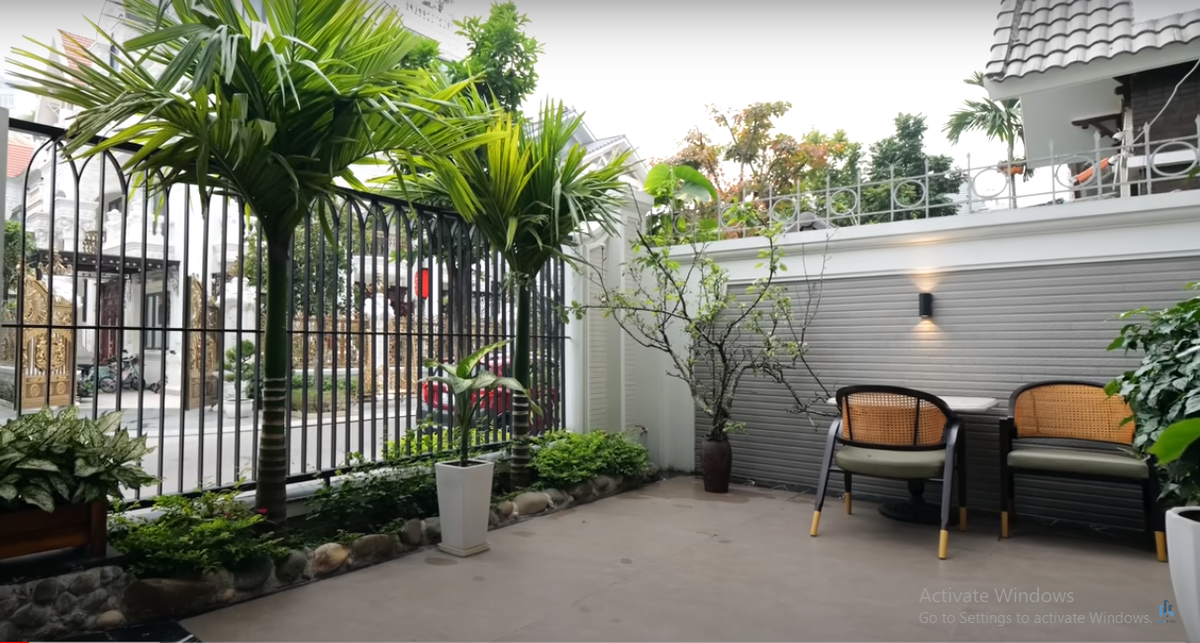 Cạnh đó còn có một khoảng sân nữa để gia chủ thư giãn.