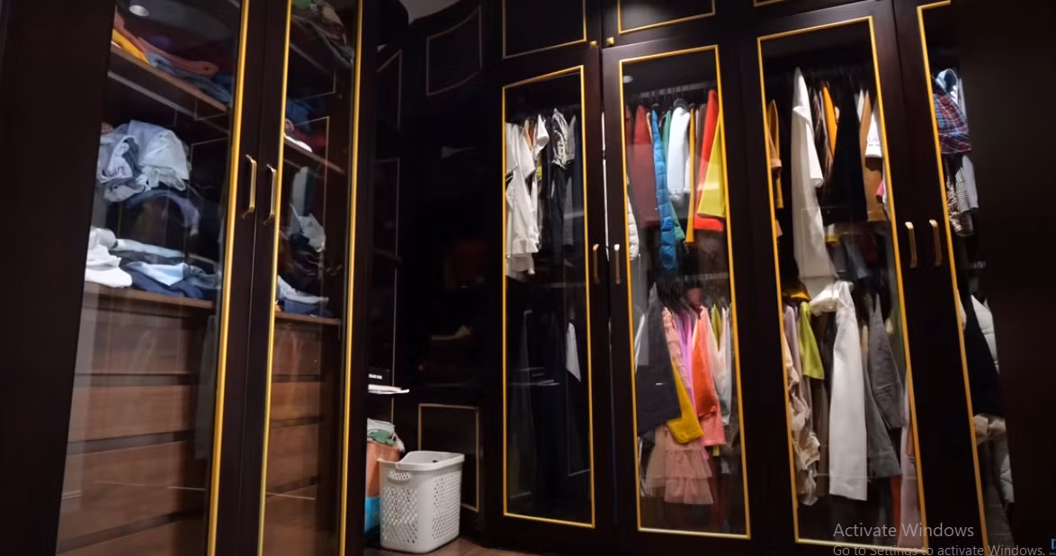 Trong phòng ngủ master có cả một phòng thay đồ lớn.