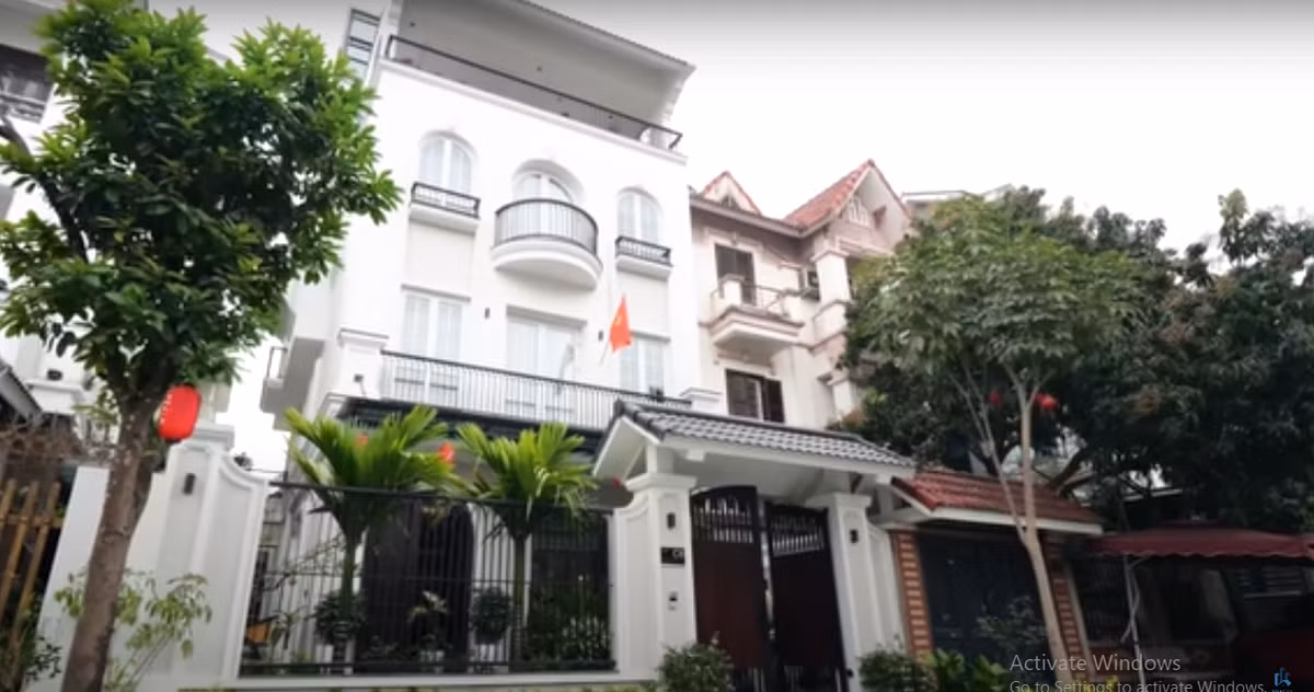 Vừa qua, kênh YouTube NhaF giới thiệu căn biệt thự 4,5 tầng trong một khu đô thị cao cấp ở Hà Nội.