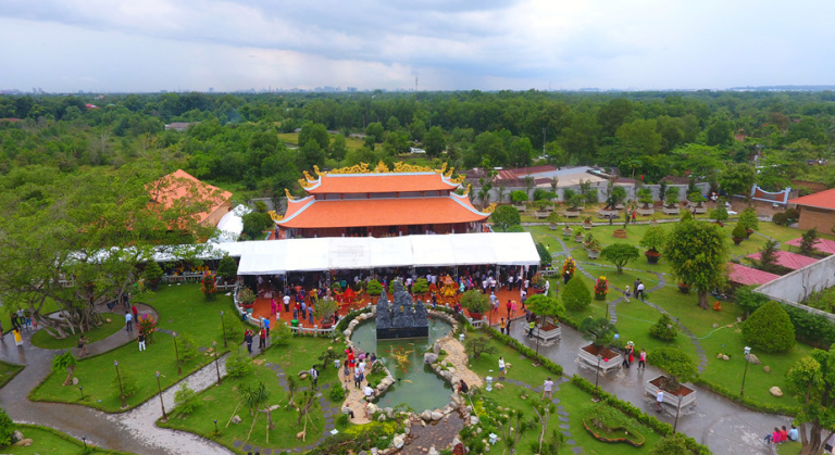 Đền thờ tổ nghiệp gồm nhà thờ chính, nhà thờ phụ, nhà nghỉ ngơi cho người đến thăm viếng và nhiều tiểu cảnh khác. Ảnh: Vntrip