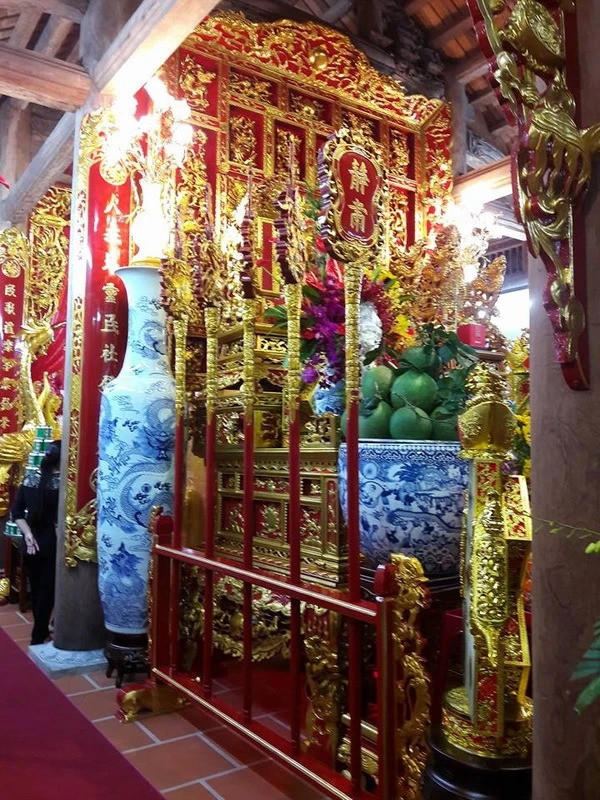 Các hoành phi, câu đối, ngai thờ bên trong... đều được sơn son thếp vàng. Ảnh: Plo