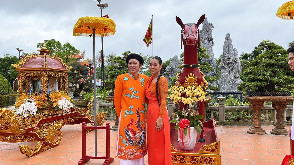 Nhiều nghệ sĩ đến thăm đền thờ Tổ của NSƯT Hoài Linh mỗi dịp giỗ Tổ nghề. Ảnh: Dân trí