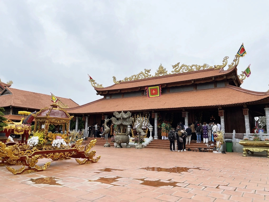 Đền thờ Tổ của Hoài Linh được nhiều nghệ sĩ đến thăm mỗi dịp giỗ Tổ nghề. Ảnh: Dân trí