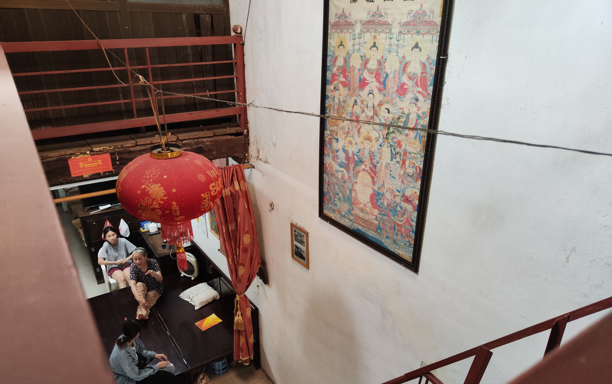 Trong đó, phần ngói của nhà được đưa xuống, làm nguyên liệu để nâng nền nhà lên cao. Dù vậy, khung nhà vẫn được giữ gìn nguyên vẹn và tiếp tục bảo tồn cho thế hệ sau. Ảnh: Dân Việt