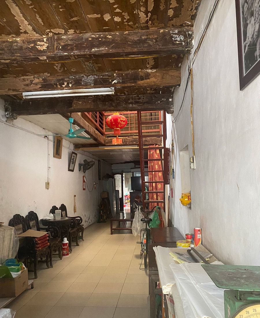 Ngôi nhà cổ có tổng diện tích 108 m2, gồm 2 tầng và 5 khu vực sinh hoạt. Với kiểu thiết kế này, ngôi nhà vừa có thể kinh doanh vừa để sinh hoạt hằng ngày. Ảnh: Vietnamnet