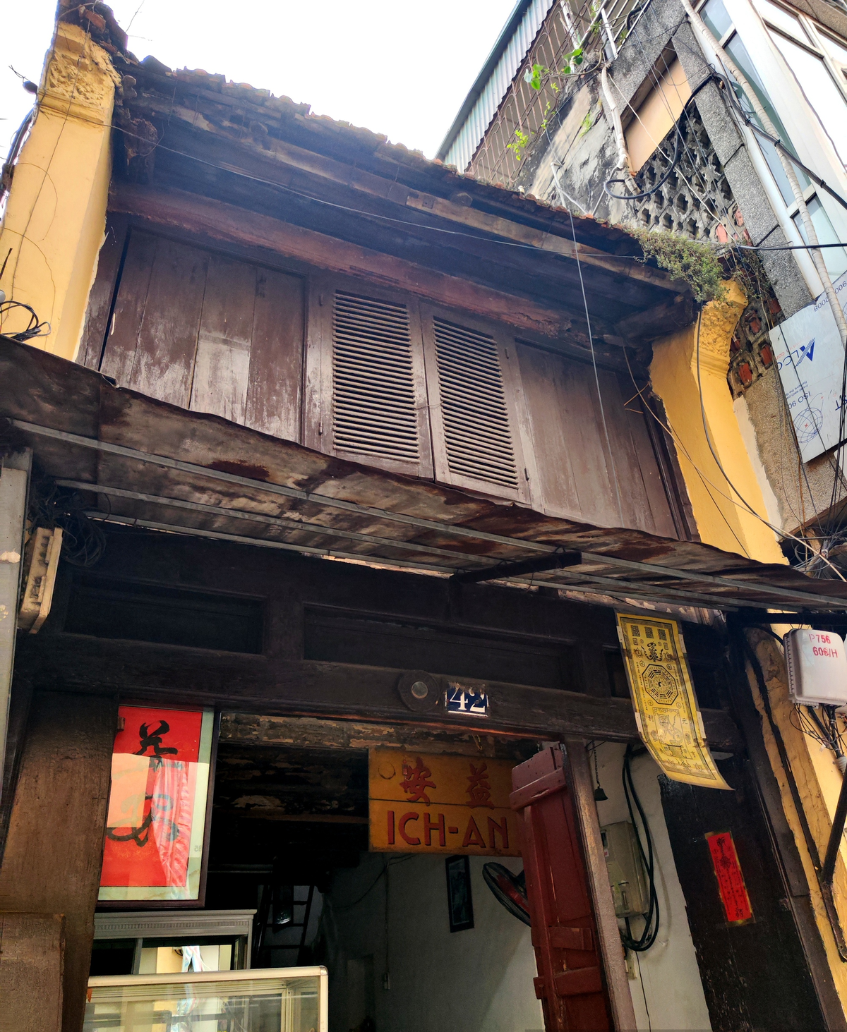 Làm từ gỗ lim, ngôi nhà được thiết kế theo phong cách “nhà hộp diêm”, một lối thiết kế đặc trưng của nhà cổ Hà Nội vào cuối thế kỷ 19, đầu thế kỷ 20. Ảnh: Dân Việt