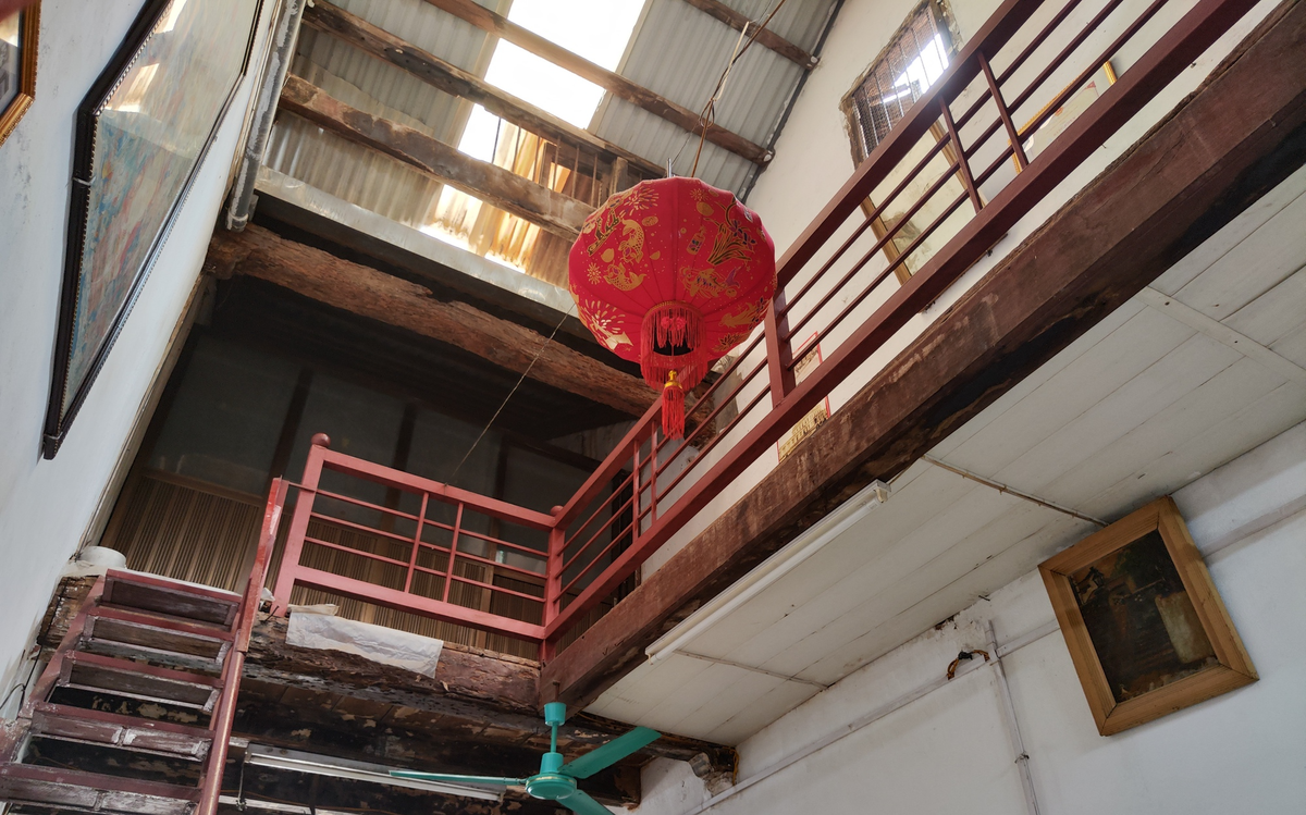 Cầu thang lên tầng 2 hoàn toàn bằng gỗ lim. Ảnh: Dân Việt