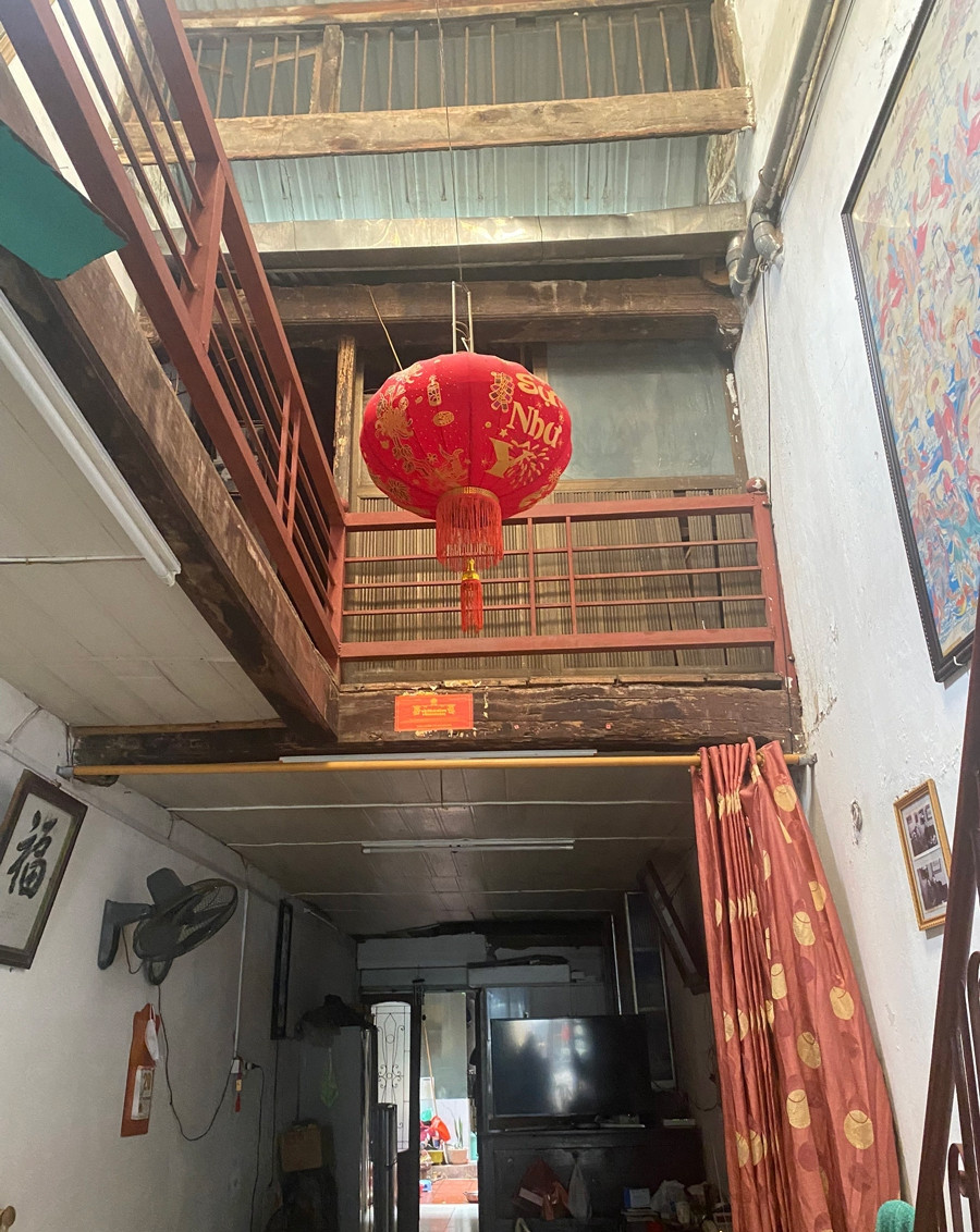 Tầng 1 là phòng khách và nơi bày bán hàng hóa. Đi sâu vào là căn bếp và nhà vệ sinh. Ảnh: Vietnamnet