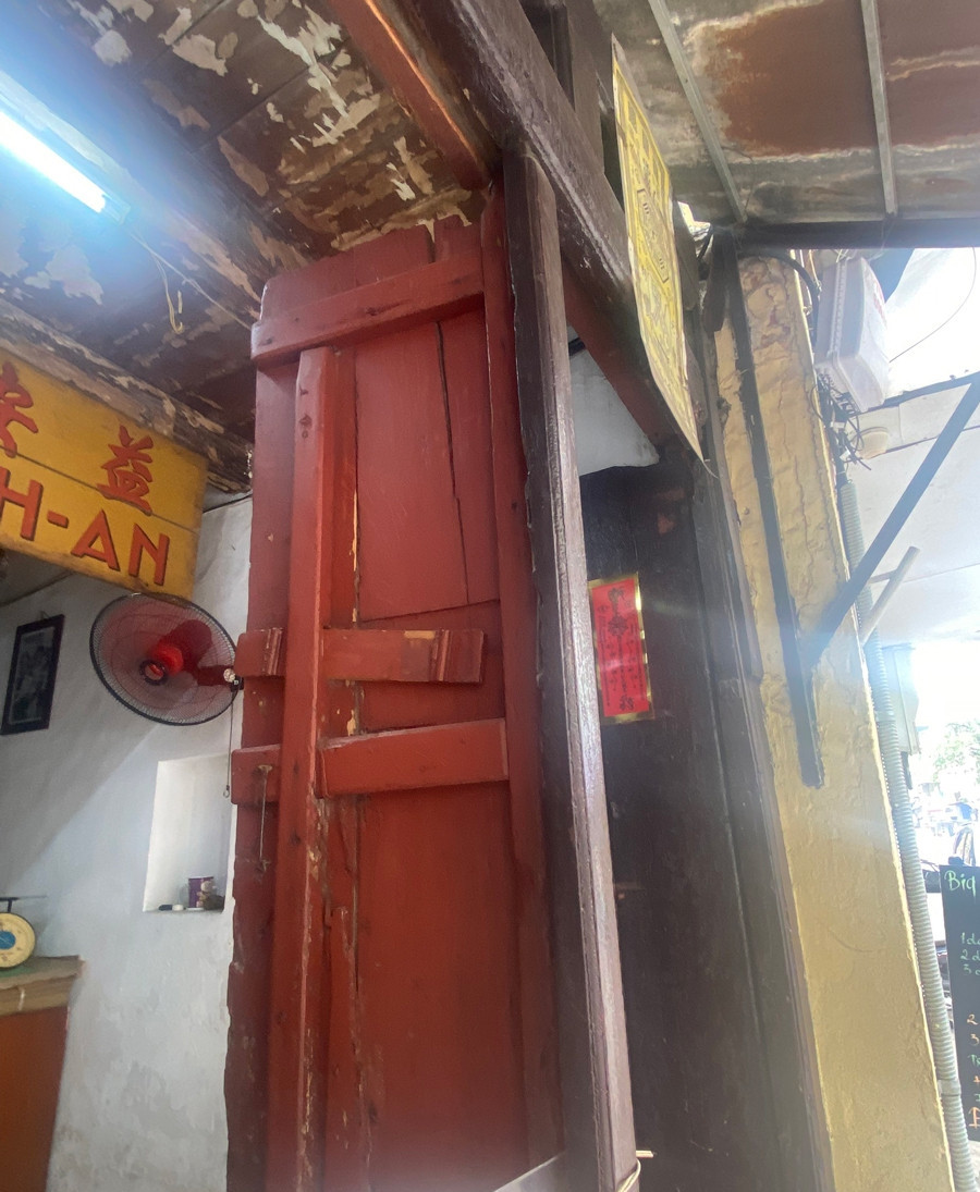 Dưới tác động của thời gian, 70% công trình gỗ trong nhà đã bị hư hỏng nặng và phải thay thế bằng các nguồn vật liệu hiện đại. Ảnh: Vietnamnet