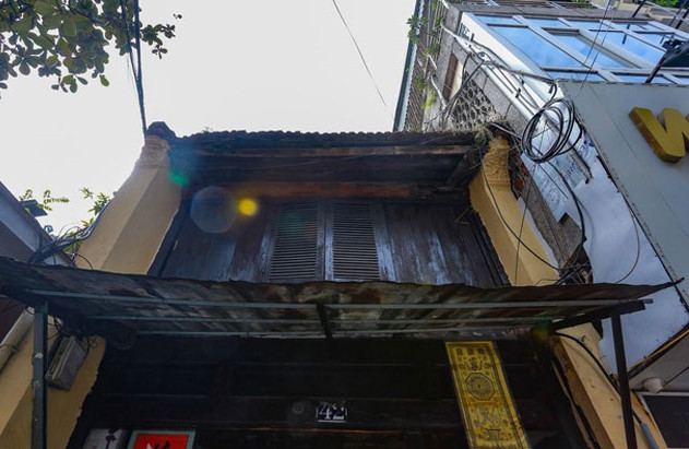 Được xây dựng vào cuối thế kỷ 19, đầu thế kỷ 20, ngôi nhà số 42 phố Hàng Cân đến nay đã hơn 130 tuổi. Người xây dựng ngôi nhà là cụ Trần Hữu Lập (người gốc Hà Nội), người sáng lập ra cửa hiệu Ích - An nổi tiếng vào đầu thế kỷ 20. Ảnh: Dân trí