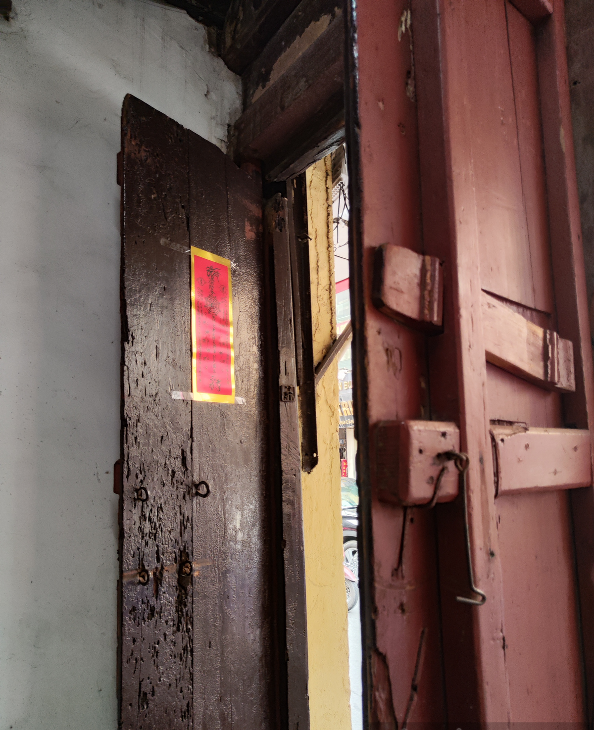 Cánh cửa gỗ lim dù hơn 130 năm tuổi nhưng vẫn rất chắc chắn. Ảnh: Dân Việt