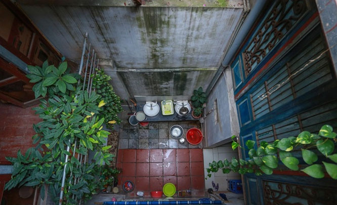 Do ngôi nhà phố cổ "sâu hun hút" nên việc có 2 giếng trời là điểm cộng cho căn nhà thêm phần thông thoáng. Ảnh: Dân trí