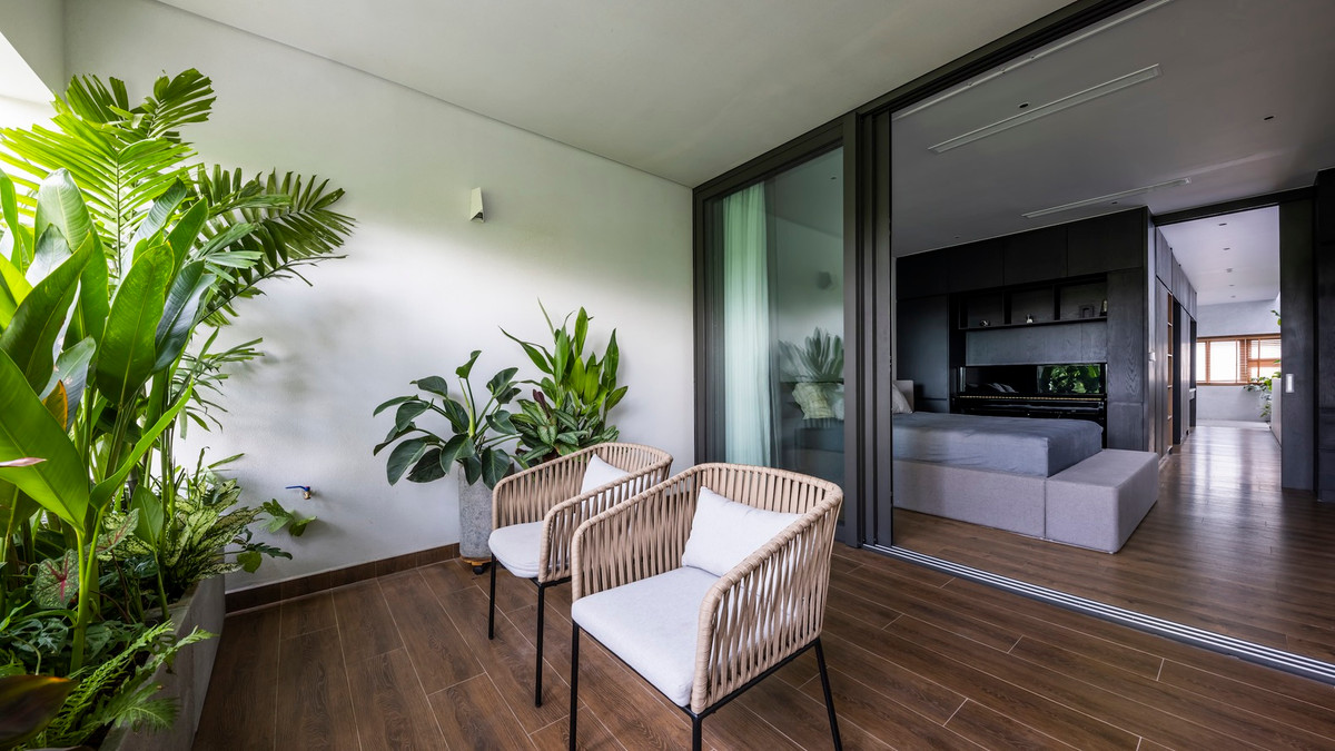 Ánh sáng tự nhiên len lỏi vào các phòng nhờ sự hiện diện của các khẩu độ trên hai mặt tiền của ngôi nhà và một khẩu độ theo chiều dọc.