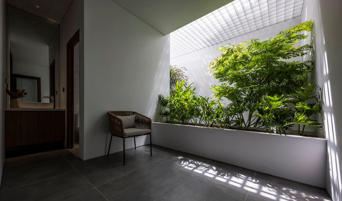 Những biến đổi trong thế giới tự nhiên là lý do cơ bản để thiết lập các hiên phía sau, tạo ra khu vực bóng mát ở bên ngoài công trình.