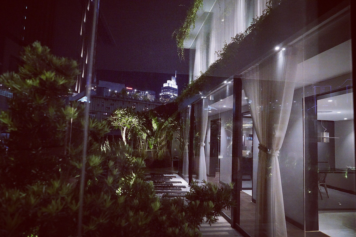 Cây trồng xanh mướt xung quanh làm không gian trở nên dịu mát.