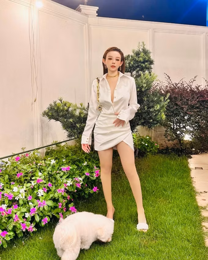 Chỉ bước ra vườn là cựu hot girl có "góc sống ảo" tuyệt đẹp.