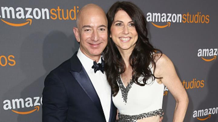 Tỷ phú Jeff Bezos và vợ cũ chấp nhận ly hôn với thỏa thuận bà vợ cũ MacKenzie Scott nhận 25% tổng tài sản, tương ứng 4% cổ phiếu của Amazon. Ảnh: BI