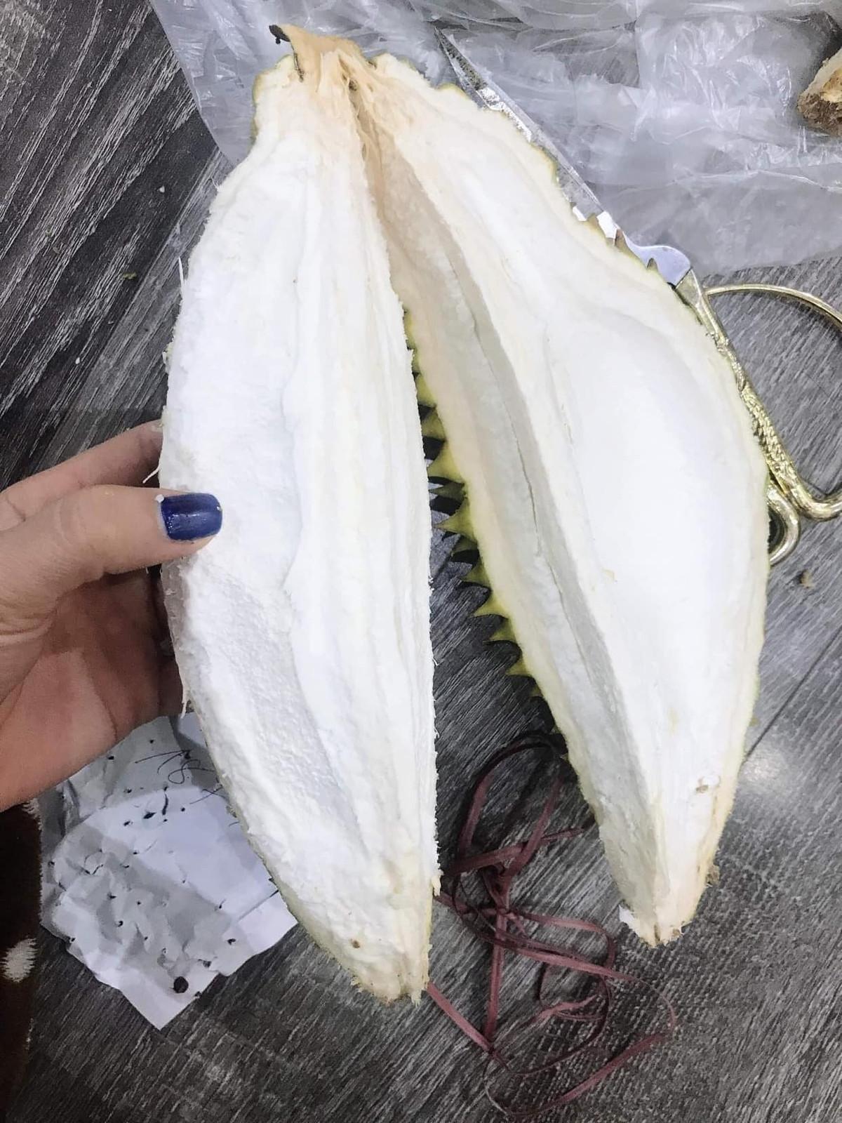 Sau khi vật vã để bổ quả sầu riêng, hai chị em chỉ biết méo mặt, than trời vì không hề có thịt. Ảnh: Facebook