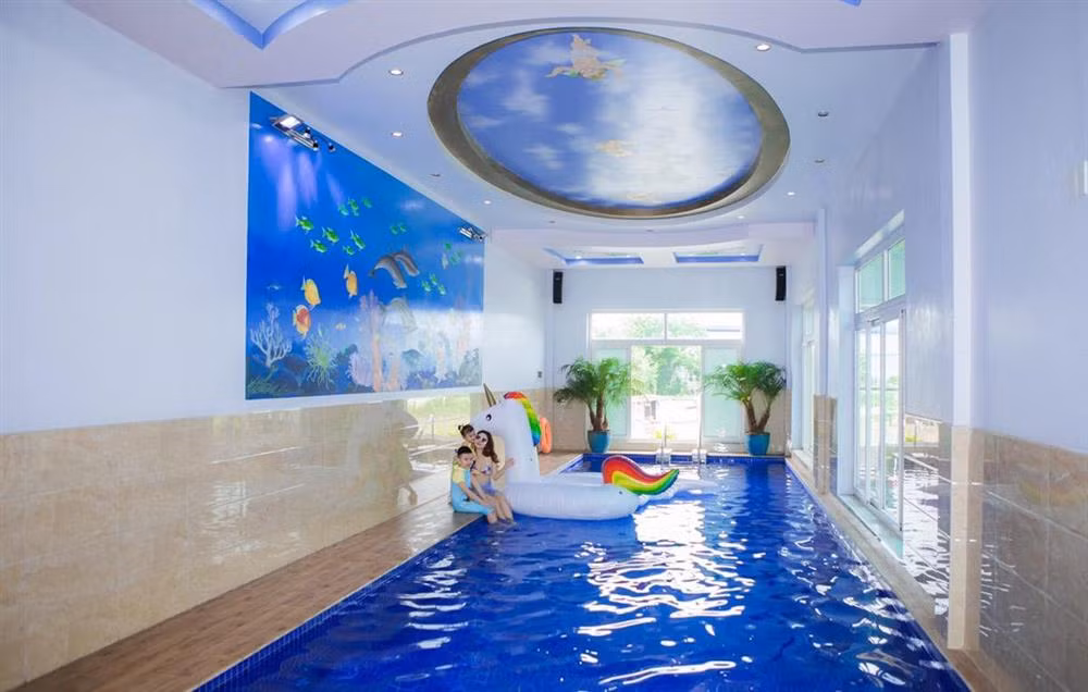 Bể bơi lớn trong nhà là không gian thư giãn của gia đình nữ ca sĩ.