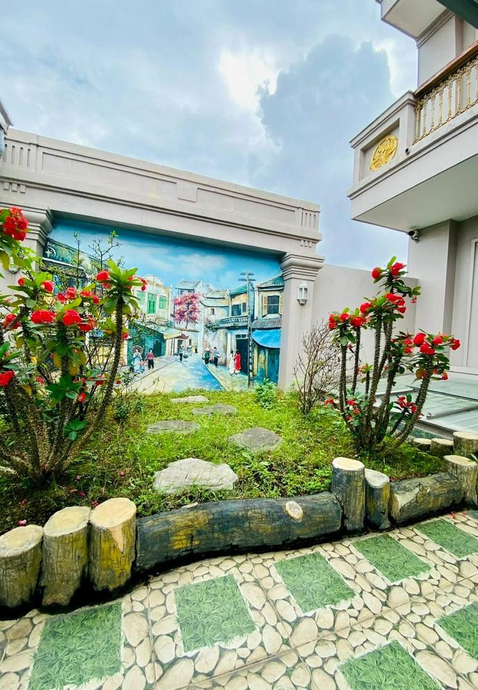 Biệt thự của Vy Oanh ở Hải Phòng có gam màu trắng vàng chủ đạo. Khuôn viên sân vườn rộng rãi, trồng nhiều cây xanh và hoa.