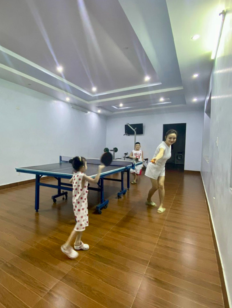 Nhà có có tổng cộng hơn 10 phòng ngủ và các phòng chức năng khác như phòng gym, giải trí,...