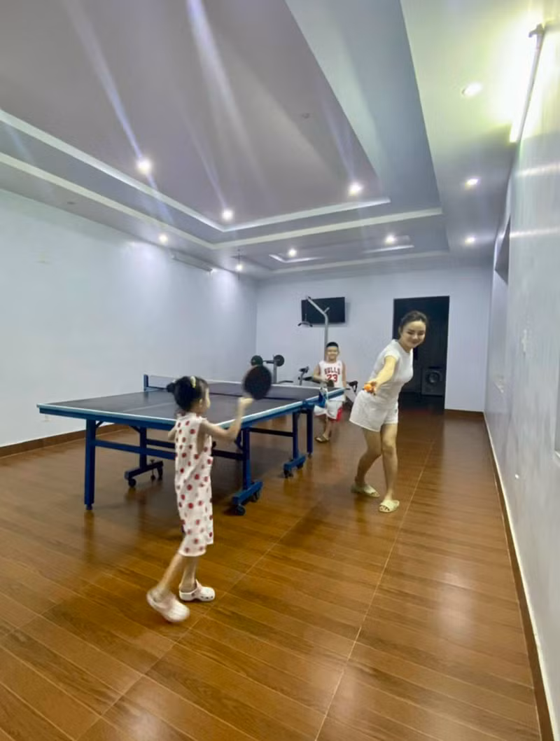 Nhà có có tổng cộng hơn 10 phòng ngủ và các phòng chức năng khác như phòng gym, giải trí,...