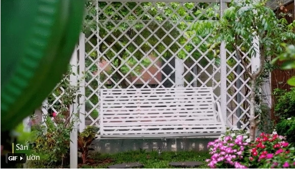 Căn nhà có khoảng sân vườn lớn, thoáng mát và thiết kế tối giản dựa trên gam màu sáng.