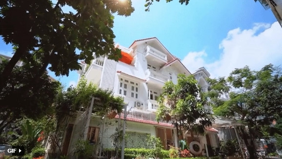 Tại quận 2 (TP HCM), vợ chồng ca sĩ Vy Oanh sở hữu căn nhà rộng 1.400m2. Biệt thự 4 tầng có khu vui chơi cho trẻ, ba phòng ngủ, nội thất tiện nghi và tràn ngập cây xanh.