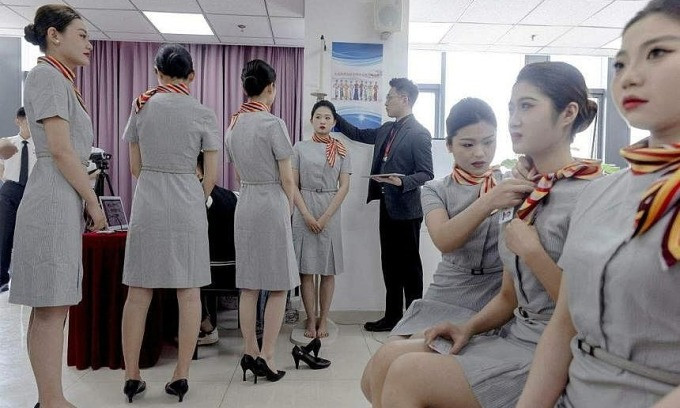 Mới đây, hãng hàng không Trung Quốc Hainan Airlines gây tranh cãi khi đe dọa sa thải các nữ tiếp viên hàng không có cân nặng vượt quá "giới hạn tiêu chuẩn" từ 10% trở lên. Ảnh: Reuters