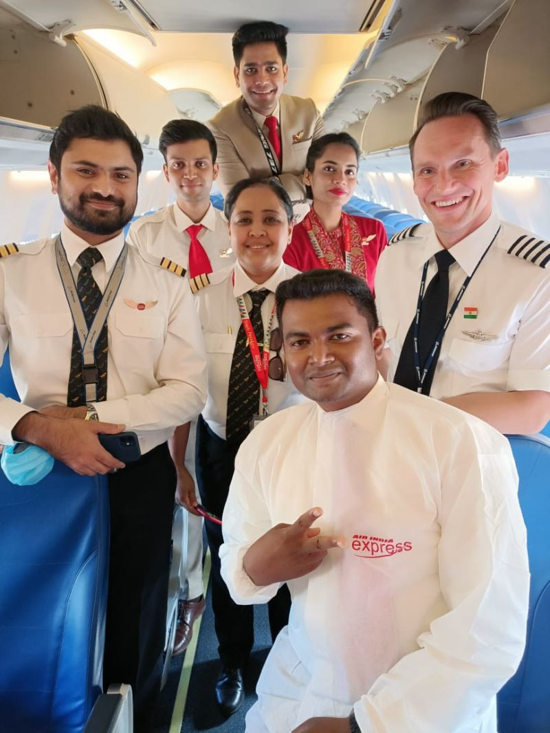 Trong khi đó, tiếp viên bị rụng tóc được hướng dẫn cạo đầu. Những người có tóc bạc phải nhuộm đen, râu và ria mép đều bị cấm. Ảnh: LinkedIn