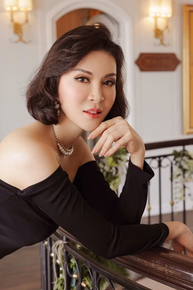  MC Thanh Mai từng là gương mặt quen thuộc với khán giả qua chương trình "Sức sống mới". Thanh Mai còn đảm nhận diễn xuất trong nhiều bộ phim nổi tiếng và cũng là "Nữ hoàng ảnh lịch" một thời.