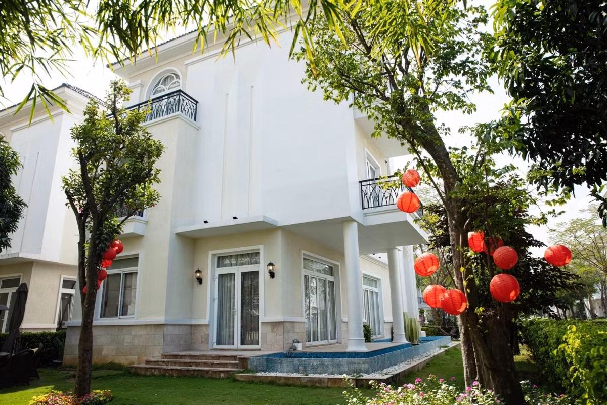 Nhìn từ bên ngoài, căn nhà chẳng khác dinh thự nguy nga với tông màu sang trọng.