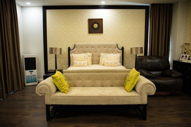 Phòng ngủ có nội thất đơn giản với giường cỡ lớn, mang phong cách hoàng gia.