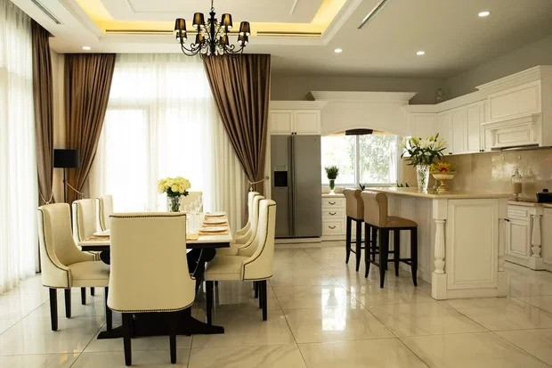 Tại tầng 1, không gian phòng khách và bàn ăn thông với nhau, rất thoáng đãng.