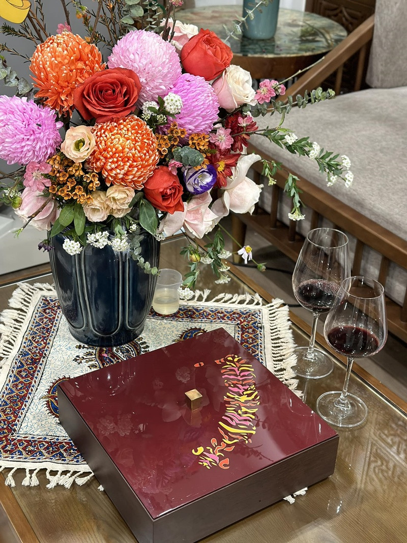 Dịp Tết, Ngọc Hân trổ tài cắm hoa xốp đầu tiên với chiếc bình xinh xắn.