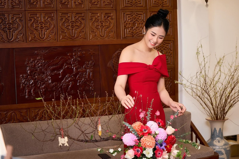 Nàng hậu thích thú với cành đào huyền nhỏ xinh có 1-0-2. Nguồn ảnh: FBNV