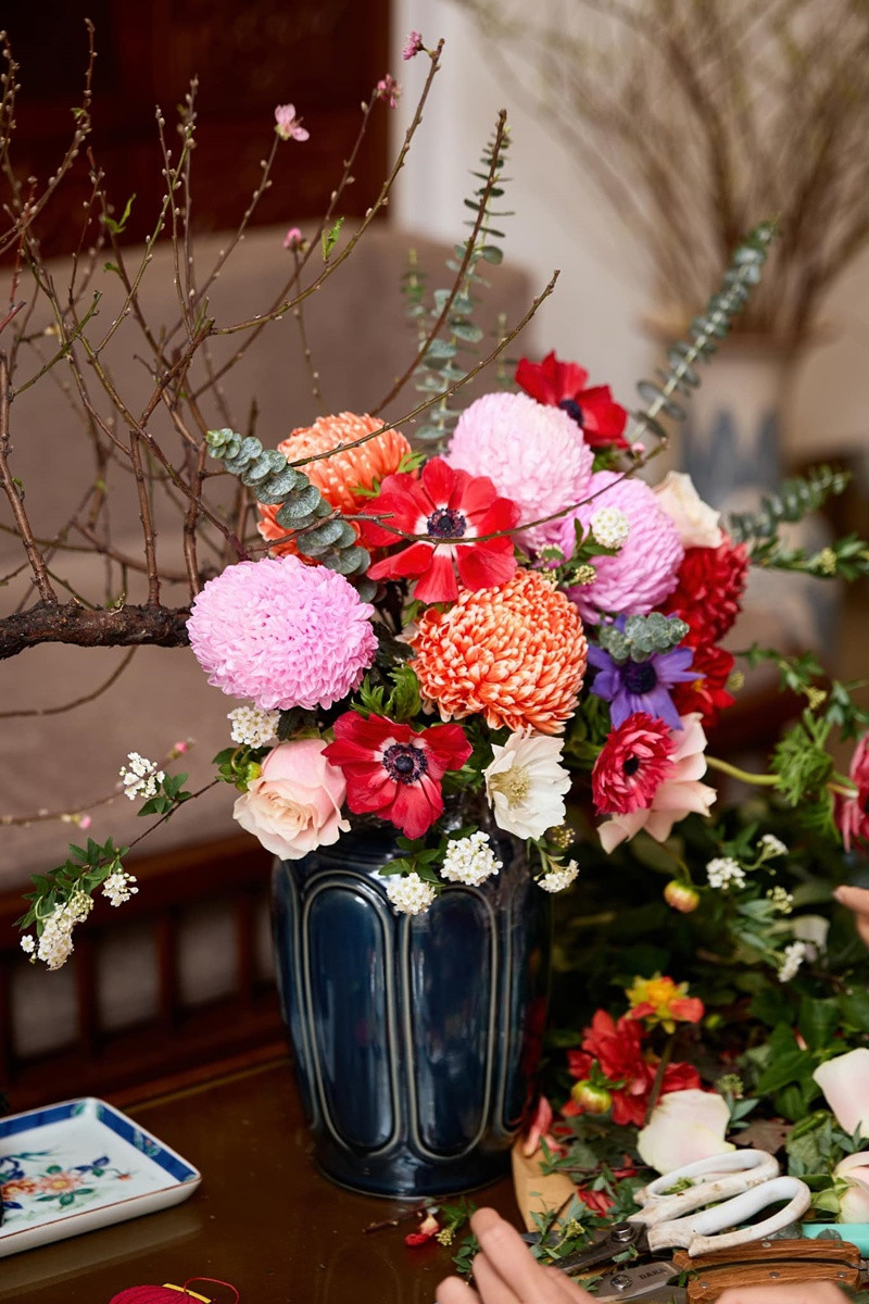 Hoa hậu Việt Nam 2010 kết hợp đào, thược dược cùng mẫu đơn, hoa hồng đẹp mắt.