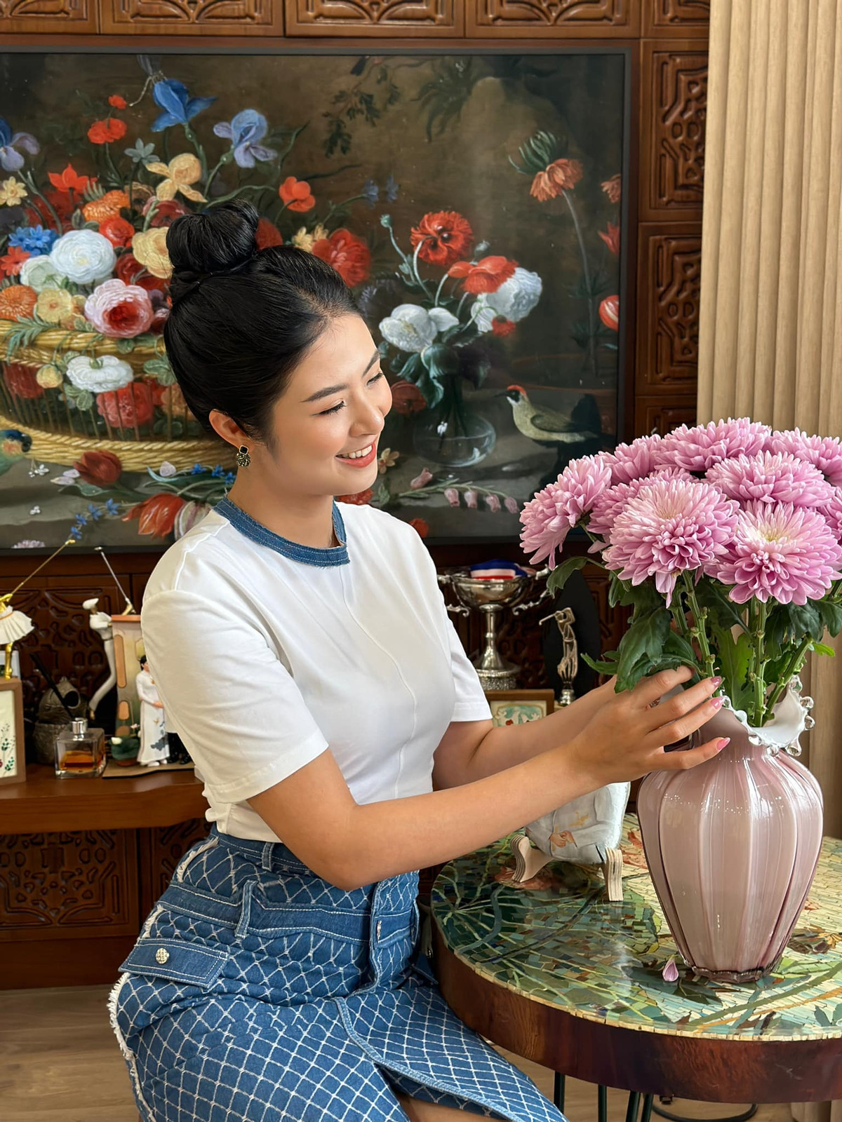 Trước đó, Hoa hậu Ngọc Hân từng khoe những bình hoa khác cắm tại nhà.