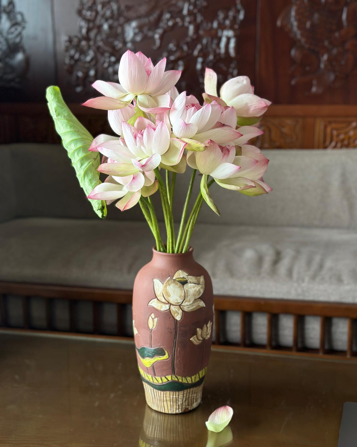 Mới đây, trên trang cá nhân, Ngọc Hân khoe bình hoa sen ngọt ngào cắm lúc 12h đêm chờ hôm sau chồng về khiến người hâm mộ hết lời khen ngợi. Mọi người đều khen Ngọc Hân tinh tế, sâu sắc, cắm bình hoa trông thật nhẹ nhàng.