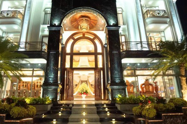 Chính giữa là cửa nhà bằng gỗ hương liền khối. Riêng phần gỗ ở cửa và trần đã khoảng 17 khối gỗ.