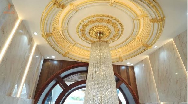 Trần nhà mạ vàng 24K tạo màu vàng óng ánh và đẳng cấp.