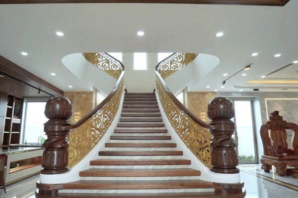 Cầu thang mang đậm chất điện ảnh, tựa như toà nhà cổ hay xuất hiện trong các bộ phim Âu Mỹ.