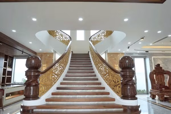 Cầu thang mang đậm chất điện ảnh, tựa như toà nhà cổ hay xuất hiện trong các bộ phim Âu Mỹ.