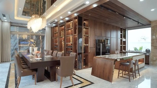 Phòng ăn cũng có đèn chùm bằng pha lê như một điểm nhấn.