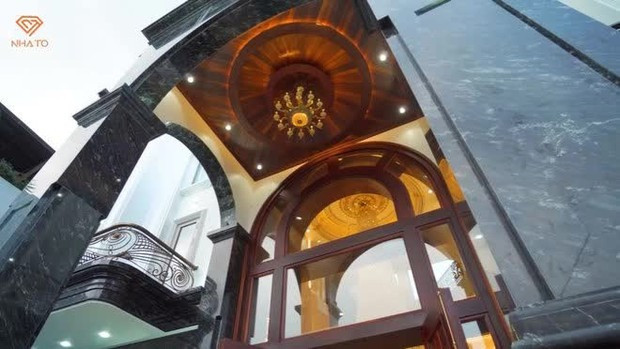 Tiền sảnh của siêu biệt thự gây choáng ngợp với trần cao 7m, đèn chùm pha lê và mái vòm giống phong cách của lâu đài trong cổ tích.