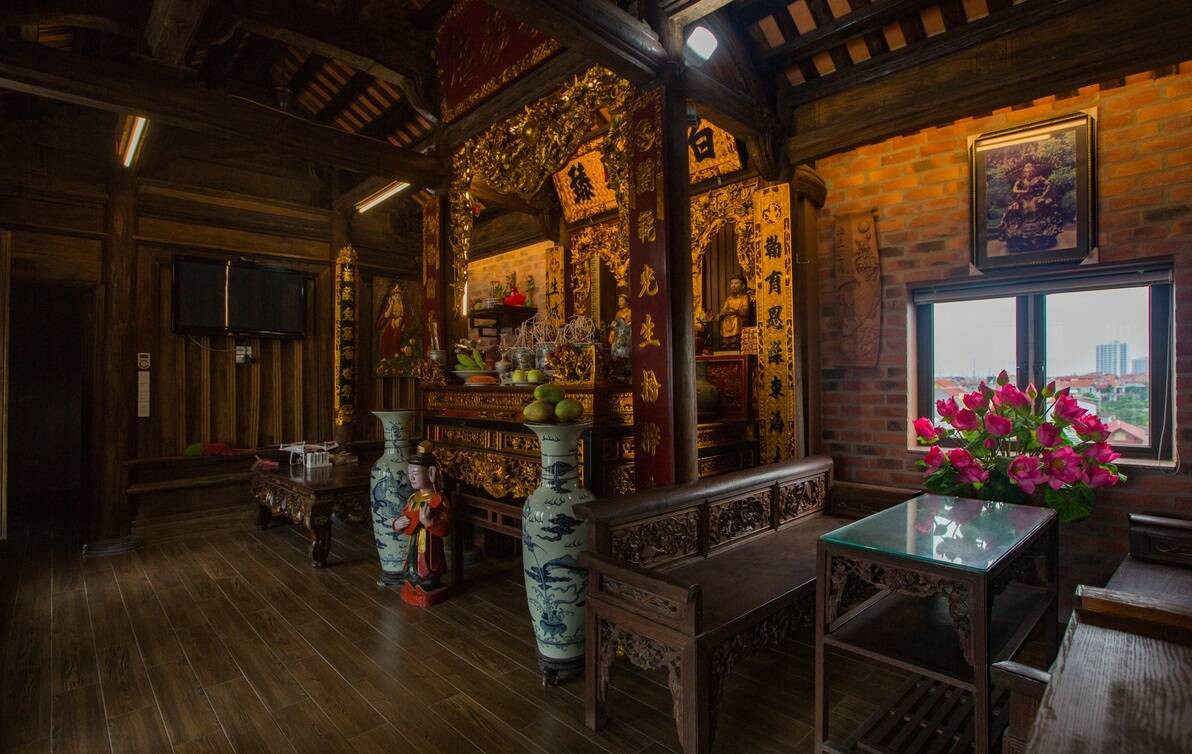 Các bức hoành phi, câu đối trăm năm tuổi vẫn được giữ nguyên vẹn. Ảnh: Happynest