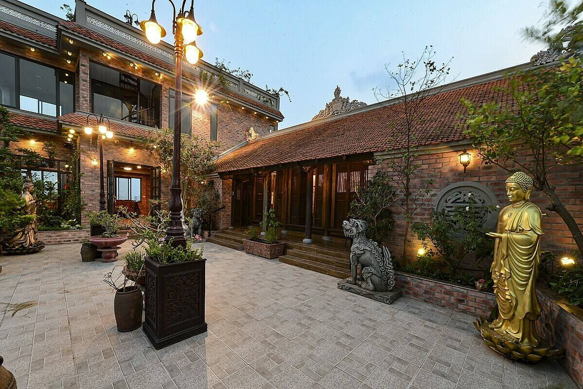 Mặt trước của ngôi nhà cổ trăm tuổi. Ảnh: Happynest